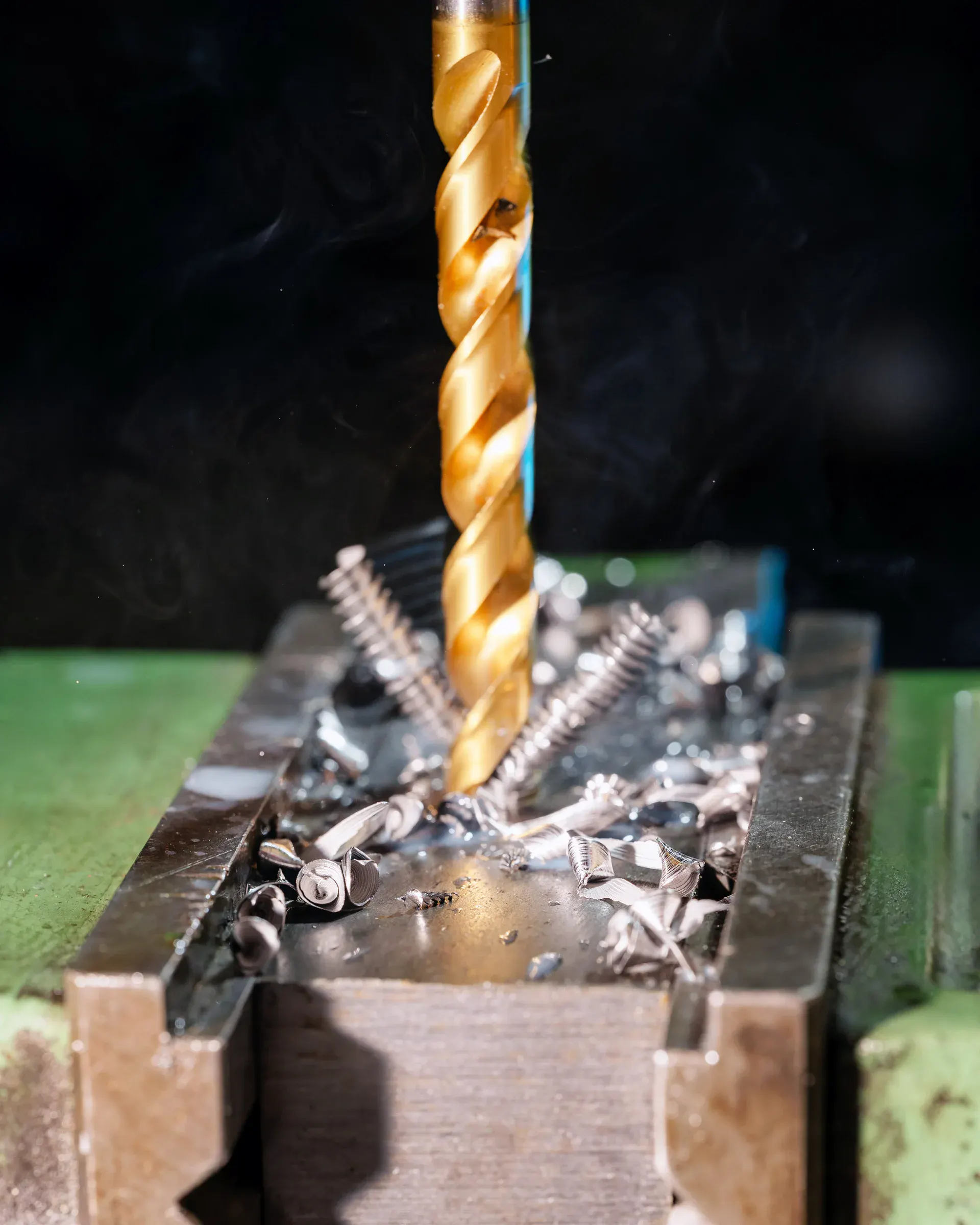 Industriefotografie Karlsruhe — Detailaufnahme Metallbearbeitung und Fertigung